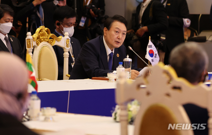 [프놈펜=뉴시스] 홍효식 기자 = 윤석열 대통령이 11일(현지시간) 프놈펜 소카호텔에서 열린 한·아세안 정상회의에서 발언하고 있다. 2022.11.11. yesphoto@newsis.com
