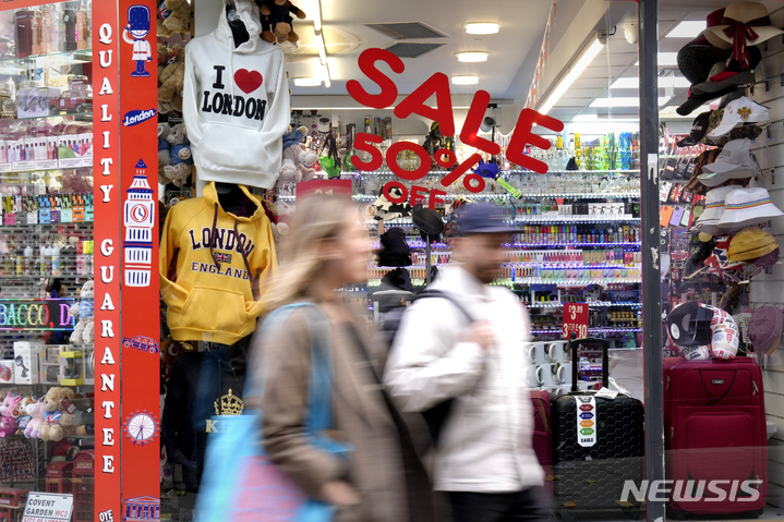 [런던=AP/뉴시스]런던 옥스포드가의 한 기념품점 앞을 지난 11일 시민들이 지나가고 있다. 영국 통계청(ONS)은 16일 소비자물가가 10월 11.1% 상승했다고 16일 밝혔다. 이는 1981년 10월 이후 41년 만에 최고다. 2022.11.16