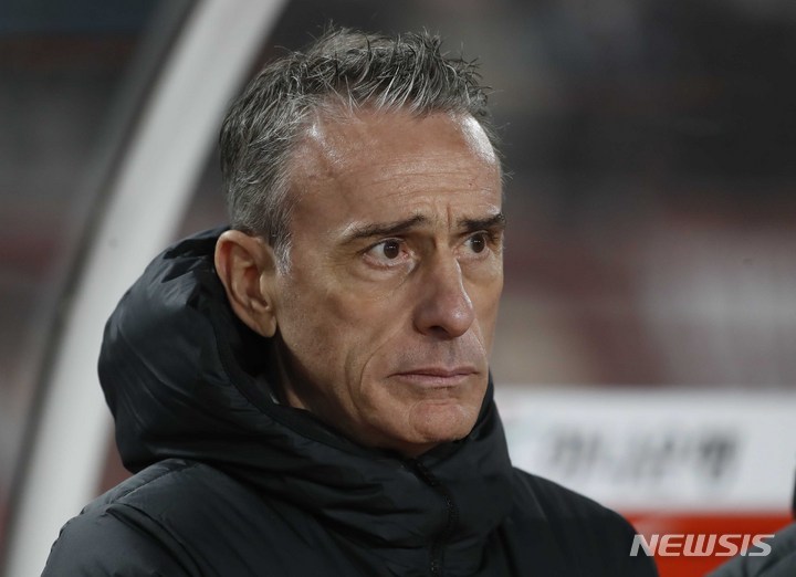 [화성=뉴시스] 정병혁 기자 = 11일 오후 경기 화성종합경기타운에서 열린 하나은행 초청 축구 국가대표 평가전 대한민국과 아이슬란드의 경기에 앞서 파울루 벤투 대한민국 감독이 경기를 기다리고 있다. 2022.11.11. jhope@newsis.com