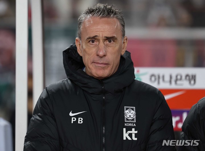 [화성=뉴시스] 정병혁 기자 = 11일 오후 경기 화성종합경기타운에서 열린 하나은행 초청 축구 국가대표 평가전 대한민국과 아이슬란드의 경기에 앞서 파울루 벤투 대한민국 감독이 경기를 기다리고 있다. 2022.11.11. jhope@newsis.com