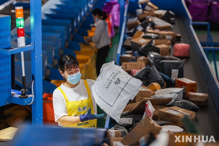 [란산=신화/뉴시스] 중국 허난성 란산현에 있는 물류회사에서 직원들이 택배 분류 작업을 진행하고 있다. 자료사진. 2026.04.06