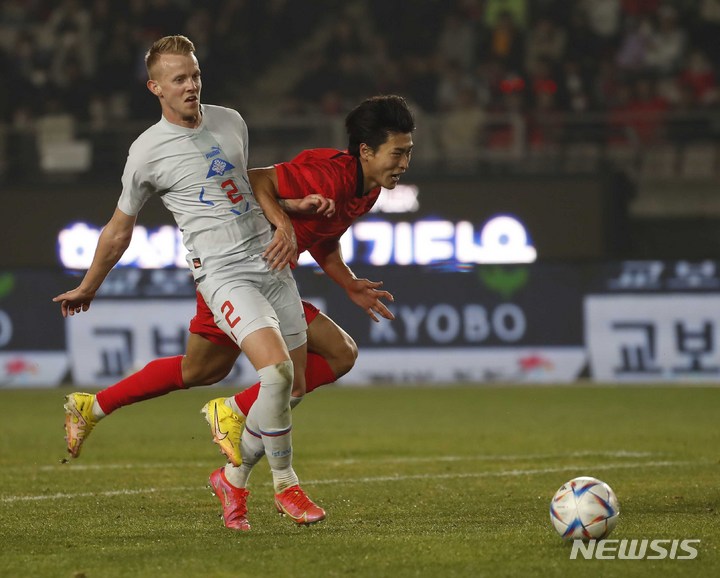 [화성=뉴시스] 정병혁 기자 = 11일 오후 경기 화성종합경기타운에서 열린 하나은행 초청 축구 국가대표 평가전 대한민국과 아이슬란드의 경기, 조규성이 돌파하던 도중 군나르손의 몸싸움에 넘어지고 있다. 2022.11.11. jhope@newsis.com