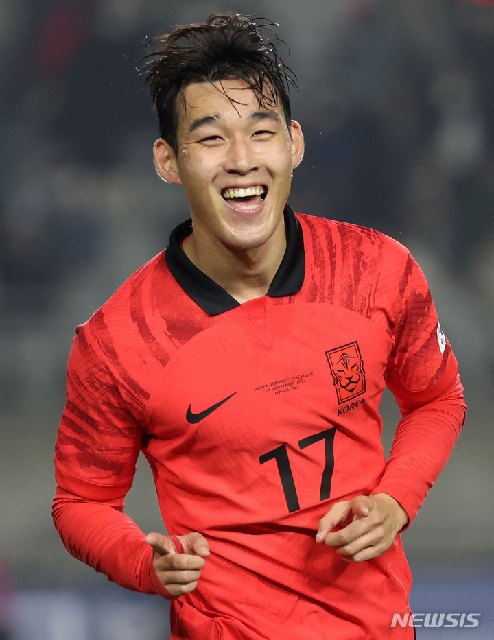 [화성=뉴시스] 조성우 기자 = 11일 오후 경기 화성종합경기타운에서 열린 하나은행 초청 축구 국가대표 평가전 대한민국과 아이슬란드의 경기 전반전, 한국 송민규가 선제골을 넣고 환호하고 있다. 2022.11.11. xconfind@newsis.com
