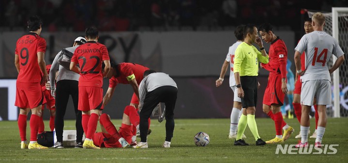 [화성=뉴시스] 정병혁 기자 = 11일 오후 경기 화성종합경기타운에서 열린 하나은행 초청 축구 국가대표 평가전 대한민국과 아이슬란드의 경기, 박지수가 쓰러져 있다. 2022.11.11. jhope@newsis.com