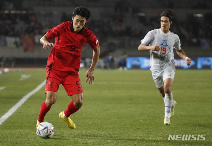 [화성=뉴시스] 정병혁 기자 = 11일 오후 경기 화성종합경기타운에서 열린 하나은행 초청 축구 국가대표 평가전 대한민국과 아이슬란드의 경기, 조규성이 쥬리치를 피해 돌파하고 있다. 2022.11.11. jhope@newsis.com