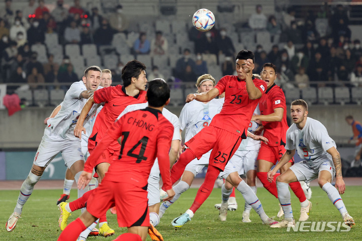 [화성=뉴시스] 조성우 기자 = 11일 오후 경기 화성종합경기타운에서 열린 하나은행 초청 축구 국가대표 평가전 대한민국과 아이슬란드의 경기 전반전, 한국 박지수가 헤딩하고 있다. 2022.11.11. xconfind@newsis.com