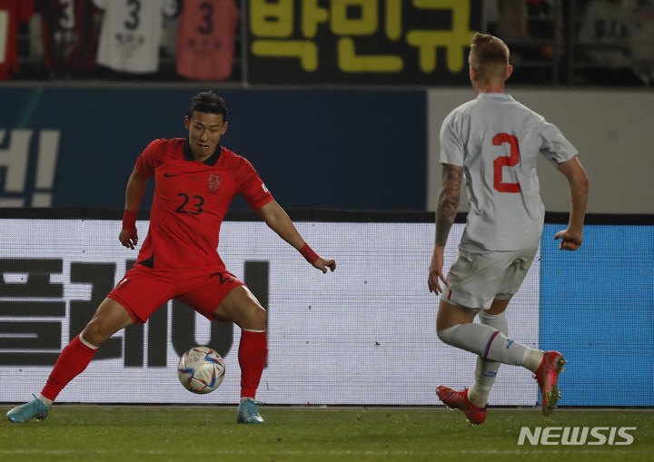 [화성=뉴시스] 정병혁 기자 = 11일 오후 경기 화성종합경기타운에서 열린 하나은행 초청 축구 국가대표 평가전 대한민국과 아이슬란드의 경기, 김태환이 군나르손을 피해 돌파하고 있다. 2022.11.11. jhope@newsis.com