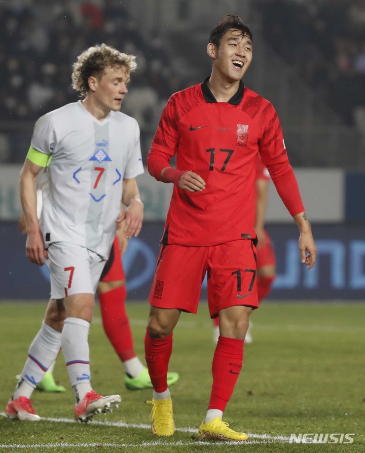 [화성=뉴시스] 정병혁 기자 = 11일 오후 경기 화성종합경기타운에서 열린 하나은행 초청 축구 국가대표 평가전 대한민국과 아이슬란드의 경기, 송민규가 헤더슛을 실패하자 아쉬워하고 있다. 2022.11.11. jhope@newsis.com