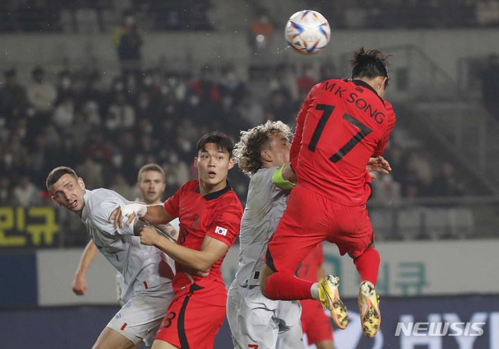 [화성=뉴시스] 정병혁 기자 = 11일 오후 경기 화성종합경기타운에서 열린 하나은행 초청 축구 국가대표 평가전 대한민국과 아이슬란드의 경기, 송민규가 헤더슛을 시도하고 있다. 2022.11.11. jhope@newsis.com