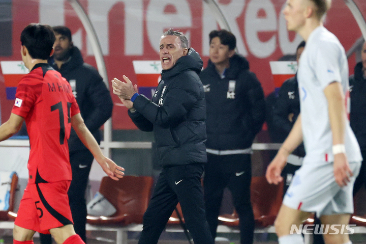 [화성=뉴시스] 조성우 기자 = 11일 오후 경기 화성종합경기타운에서 열린 하나은행 초청 축구 국가대표 평가전 대한민국과 아이슬란드의 경기 후반전, 한국 벤투 감독이 선수들을 독려하고 있다. 2022.11.11. xconfind@newsis.com