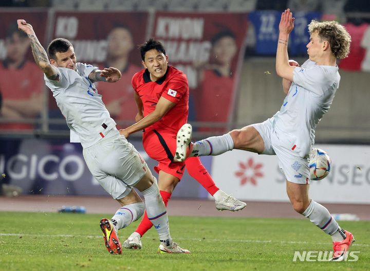 [화성=뉴시스] 조성우 기자 = 11일 오후 경기 화성종합경기타운에서 열린 하나은행 초청 축구 국가대표 평가전 대한민국과 아이슬란드의 경기 후반전, 한국 나상호가 슈팅을 시도하고 있다. 2022.11.11. xconfind@newsis.com