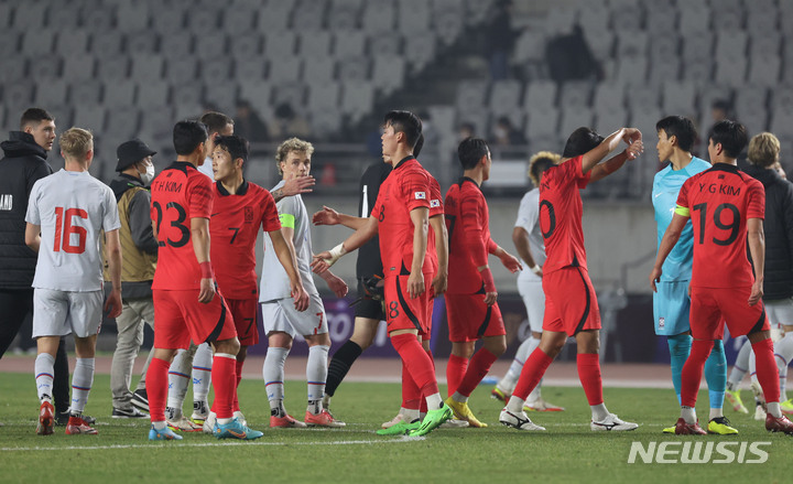 [화성=뉴시스] 조성우 기자 = 11일 오후 경기 화성종합경기타운에서 열린 하나은행 초청 축구 국가대표 평가전 대한민국과 아이슬란드의 경기, 대한민국이 선수들이 아이슬란드에 1-0으로 승리를 거둔 뒤 하이파이브 하고 있다. 2022.11.11. xconfind@newsis.com