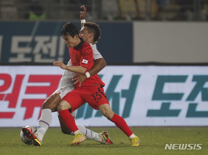 [화성=뉴시스] 정병혁 기자 = 11일 오후 경기 화성종합경기타운에서 열린 하나은행 초청 축구 국가대표 평가전 대한민국과 아이슬란드의 경기, 김문환이 넘어지고 있다. 2022.11.11. jhope@newsis.com