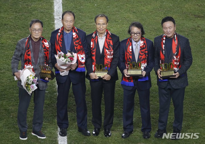 [화성=뉴시스] 정병혁 기자 = 11일 오후 경기 화성종합경기타운에서 열린 하나은행 초청 축구 국가대표 평가전 대한민국과 아이슬란드의 경기를 마친 뒤 열린 A매치 100경기 이상 출전 특별 공로패 증정식에서 레전드들이 기념촬영을 하고 있다. ㅏ,2022.11.11. jhope@newsis.com
