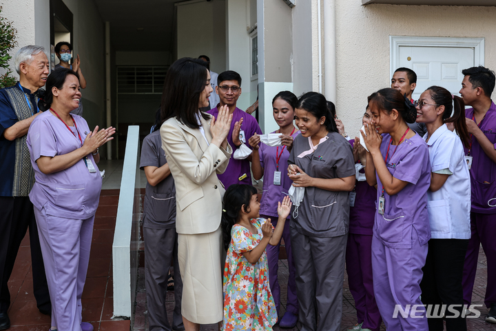 [프놈펜=뉴시스] 홍효식 기자 = 윤석열 대통령 부인 김건희 여사가 11일(현지시간) 프놈펜 헤브론 의료원을 방문해 현지 의료진을 만나고 있다. 헤브론 의료원은 2007년 김우정 원장이 경제적으로 어려운 환자들을 위해 프놈펜 외곽의 작은 가정집을 리모델링해 무료진료소로 운영한 것이 시작이다. 2022.11.11. yesphoto@newsis.com