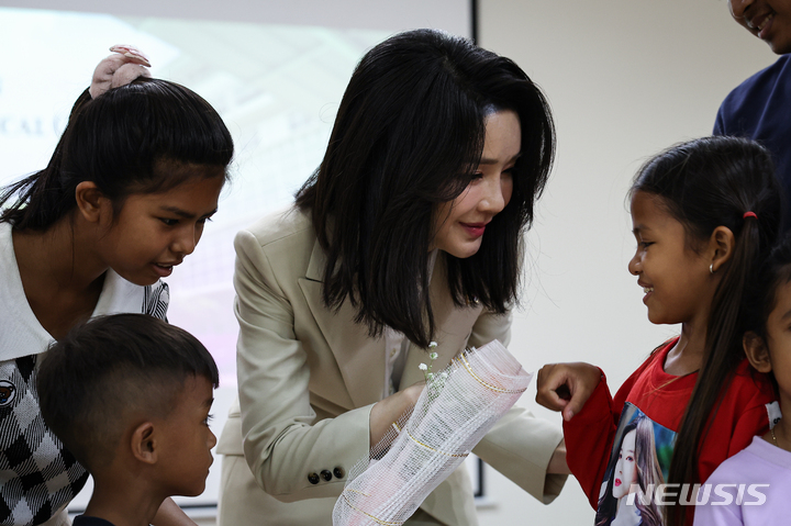 [프놈펜=뉴시스] 홍효식 기자 = 윤석열 대통령 부인 김건희 여사가 11일(현지시간) 프놈펜 헤브론 의료원을 방문해 심장 수술 뒤 일상 적응 프로그램에 참여하고 있는 아동, 청소년들과 대화하고 있다. 헤브론 의료원은 2007년 김우정 원장이 경제적으로 어려운 환자들을 위해 프놈펜 외곽의 작은 가정집을 리모델링해 무료진료소로 운영한 것이 시작이다. 2022.11.11. yesphoto@newsis.com
