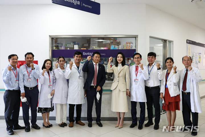 [프놈펜=뉴시스] 홍효식 기자 = 윤석열 대통령 부인 김건희 여사가 11일(현지시간) 프놈펜 앙두엉 병원을 방문해 의료진들과 기념촬영하고 있다. 앙두엉 병원은 1910년에 세워진 캄보디아 5대 국립병원 가운데 하나로 우리나라의 지원으로 2015년 안과 병동을 개원한 데 이어 올해 3월 이비인후과 병원을 새롭게 단장해 진료를 시작하고 있다. 2022.11.11. yesphoto@newsis.com