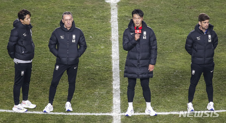 [화성=뉴시스] 정병혁 기자 = 11일 오후 경기 화성종합경기타운에서 열린 하나은행 초청 축구 국가대표 평가전 대한민국과 아이슬란드의 경기를 마친 뒤 대한민국 선수들이 월드컵 출정식을 하고 있다. 2022.11.11. jhope@newsis.com