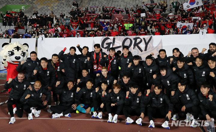 [화성=뉴시스] 조성우 기자 = 지난 11일 오후 경기 화성종합경기타운에서 열린 하나은행 초청 축구 국가대표 평가전에서 대한민국이 아이슬란드에 1-0 승리를 거뒀다. 경기 종료 후 열린 출정식에서 선수들이 붉은악마 서포터즈와 함께 기념촬영을 하고 있다. 2022.11.21. xconfind@newsis.com