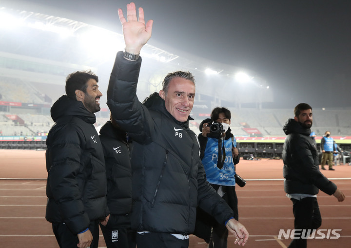 [화성=뉴시스] 조성우 기자 = 11일 오후 경기 화성종합경기타운에서 열린 하나은행 초청 축구 국가대표 평가전에서 대한민국이 아이슬란드에 1-0 승리를 거뒀다. 경기 종료 후 열린 출정식에서 벤투 감독이 경기장을 돌며 팬들에게 인사하고 있다. 2022.11.11. xconfind@newsis.com