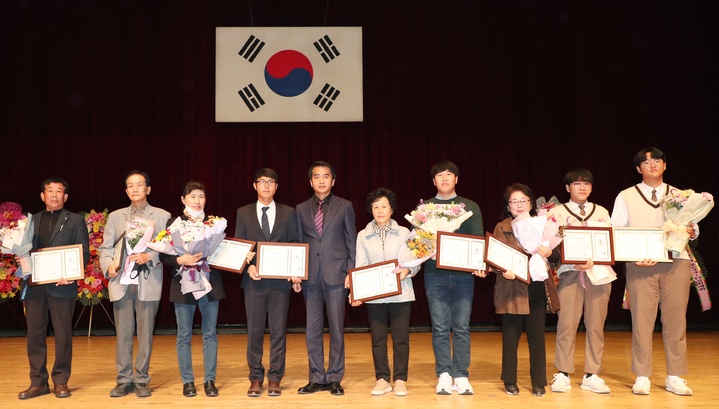 [보은=뉴시스] 안성수 기자 = 충북 보은문화예술최관에서 열린 제28회 보은군농업인대회 수상자들이 최재형 충북 보은군수와 기념촬영을 하고 있다. (사진=보은군 제공) 2022.11.12. photo@newsis.com *재판매 및 DB 금지