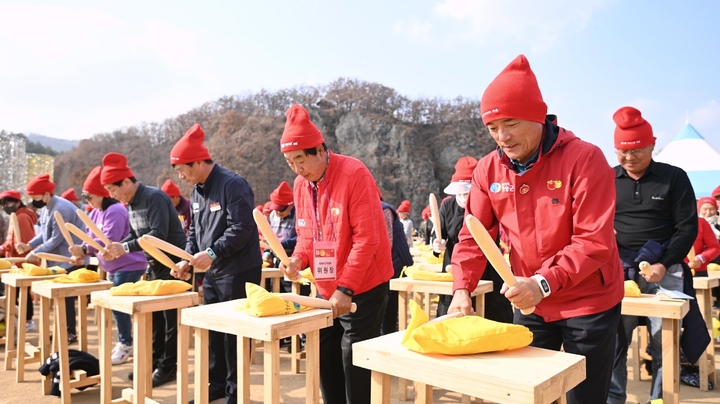 제16회 청송사과축제에서 윤경희(오른쪽) 청송군수가 '꿀잼 사과난타'를 선보이고 있다. (사진=청송군 제공)  *재판매 및 DB 금지