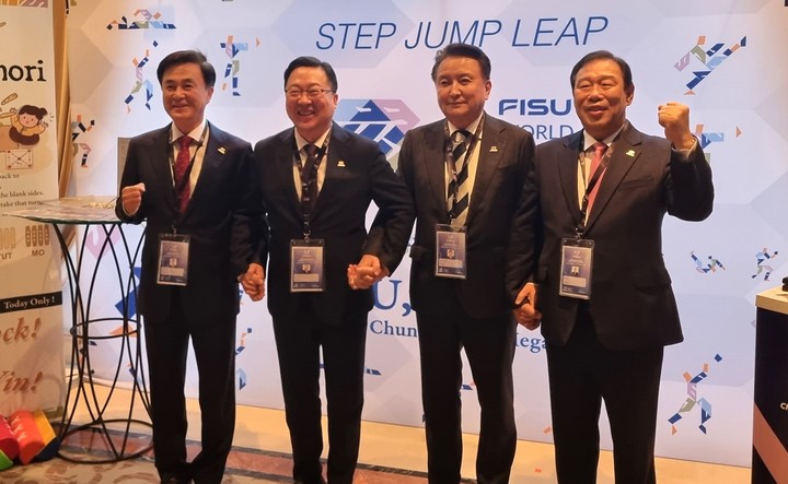 [벨기에=뉴시스] 대전시 공동취재기자단 = 충청권 4개 시·도지사가 12일 벨기에 브리쉘에서 열린 2027 하계세계대학경기대회 개최지 선정을 위한 국제대학스포츠연맹(FISU) 총회 참석에 앞서 사진을 찍으면서 유치를 다짐하고 있다. (사진=대전시 공동취재기자단) 2022.11.12. photo@newsis.com *재판매 및 DB 금지