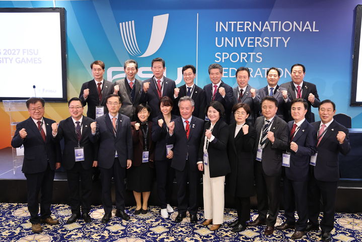 충청권 4개 시·도지사가 지난 11월12일 벨기에 브뤼쉘에서 열린 국제대학스포츠연맹(FISU) 총회에서 2027 하계세계대학경기대회 개최지로 충청권이 확정된 뒤 기쁨을 나누고 있다.&nbsp; *재판매 및 DB 금지