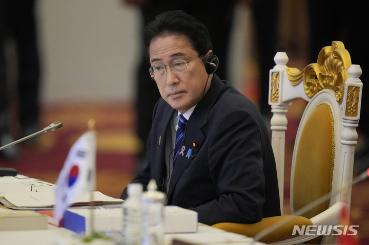 [프놈펜=AP/뉴시스]기시다 후미오 일본 총리가 12일 캄보디아 프놈펜에서 열린 아세안(ASEAN)+3 정상회의에 참석하고 있다. 2022.11.12.