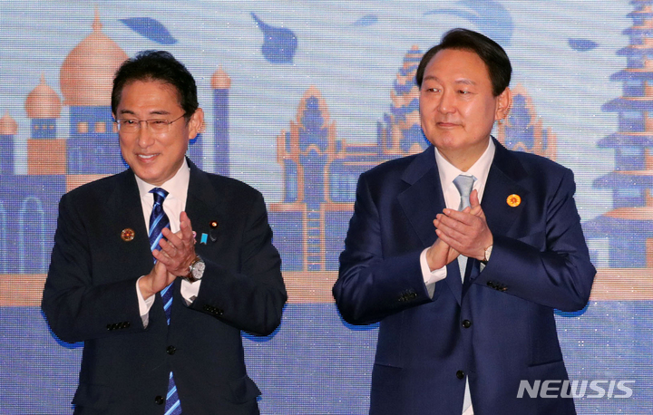 [프놈펜=뉴시스]지난해 11월12일 사진으로, 윤석열 대통령과 기시다 일본 총리가 캄보디아 프놈펜 한 호텔에서 열린 아세안+3 정상회의에서 참가국 정상들과 기념촬영을 하며 박수를 치고 있다.