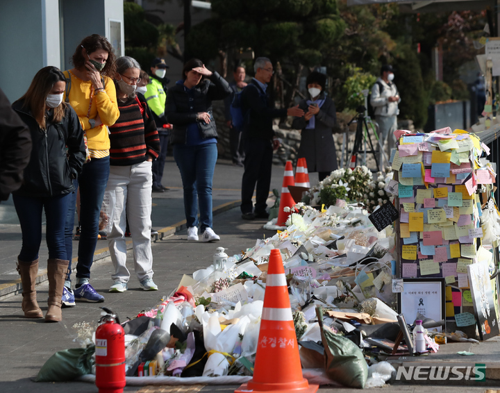 [서울=뉴시스] 김근수 기자 = 이태원 참사 발생 이후 사고 거리 통행이 재개된 가운데 12일 오전 서울 용산구 이태원 거리 인근에서 외국인들이 지나가고 있다. 2022.11.12. ks@newsis.com
