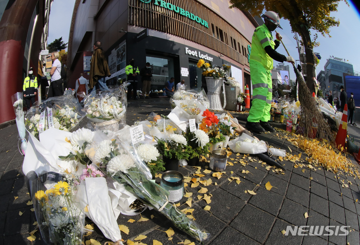 [서울=뉴시스] 김근수 기자 = 이태원 참사 발생 이후 사고 거리 통행이 재개된 가운데 12일 오전 서울 용산구 이태원 거리 앞에 추모 물품이 놓여있다. 2022.11.12. ks@newsis.com