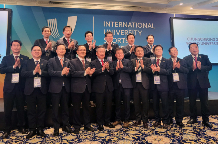 [서울=뉴시스] 고승민 기자 = 대한체육회는 12일 충청권공동대표단(대전, 세종, 충남, 충북 4개 시도지사 및 의장, 문체부, 대한체육회 등)이 벨기에 브뤼셀에서 열린 국제대학스포츠연맹 집행위원회에서 2027 하계세계대학경기대회(유니버시아드대회) 유치에 성공했다고 밝혔다. 대회는 2027년 8월 중 개최된다. (사진=대한체육회 제공) 2022.11.12. photo@newsis.com *재판매 및 DB 금지