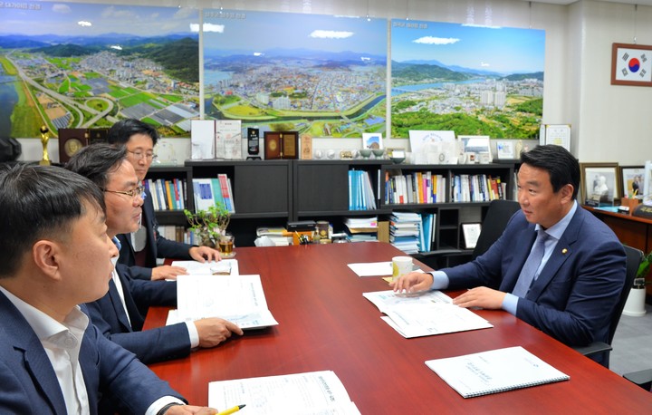 [안동=뉴시스] 김학홍 경북도 행정부지사(왼쪽 가운데) 등 경북도 관계자들과 정희용 국회의원이 지난 10일 정희용의원실에서 내년도 국비 확보 방안을 논의하고 있다. (사진=경북도 제공) 2022.11.13 *재판매 및 DB 금지