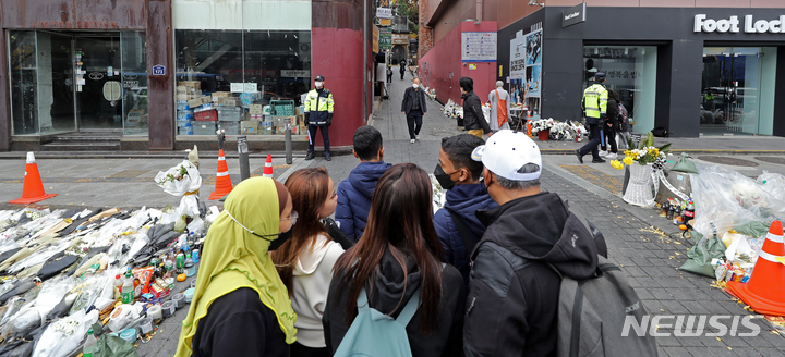 [서울=뉴시스] 김금보 기자 = 지난 13일 이태원 참사 비탈길 현장에 추모객의 발길이 이어지고 있다. 경찰은 지난 11일 오후 사고 현장 통제를 해제했다. 2022.11.13. kgb@newsis.com