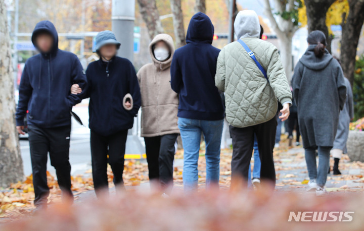 [서울=뉴시스] 권창회 기자 = 전날 내린 비로 체감온도가 뚝 떨어진 13일 오후 서울 강남구 거리에서 시민들이 모자를 쓰고 이동하고 있다. 2022.11.13. kch0523@newsis.com