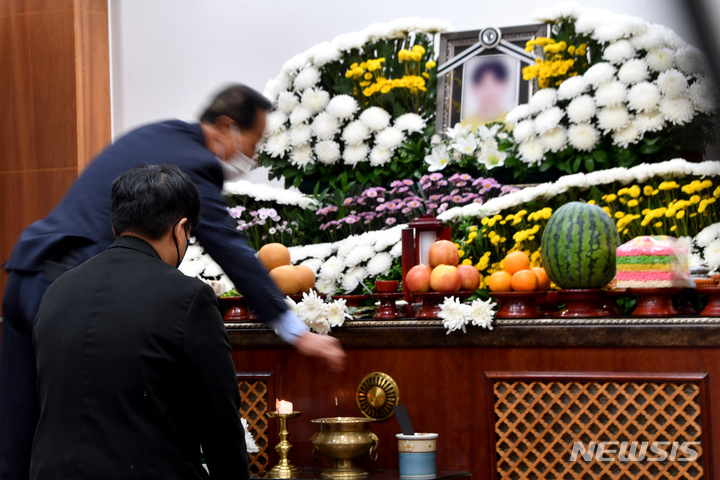 [광주=뉴시스] 이영주 기자 = 13일 오후 광주 광산구 한 장례식장에서 삼성전자 협력사인 디케이 내 산재 사고로 숨진 A(25)씨의 발인이 엄수되고 있다. A씨는 지난 7일 오후 9시 14분께 광산구 평동산단 디케이 내 부품생산 공정에서 작업 도중 1.8t 무게의 철제 코일에 깔려 숨졌다. 2022.11.13.leeyj2578@newsis.com