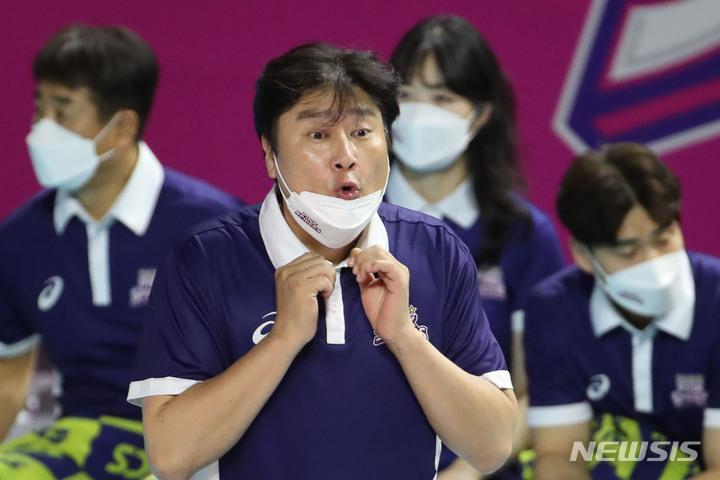 [인천=뉴시스] 권창회 기자 = 13일 오후 인천 삼산월드체육관에서 열린 2022-2023 V-리그 한국도로공사와 흥국생명의 경기, 권순찬 흥국생명 감독이 선수들에게 지시하고 있다. 2022.11.13. kch0523@newsis.com