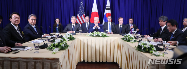 [프놈펜=뉴시스] 홍효식 기자 = 윤석열 대통령이 13일(현지시간) 프놈펜 한 호텔에서 조 바이든 미국 대통령, 기시다 후미오 일본 총리와 한미일 정상회담을 하고 있다. 2022.11.13. yesphoto@newsis.com