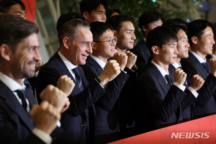 [인천공항=뉴시스] 조성우 기자 = 2022 카타르 월드컵에 출전하는 한국 축구대표팀 벤투 감독과 선수들이 13일 오후 인천국제공항을 통해 카타르 도하로 출국하기 전 기념촬영을 하고 있다. 2022.11.13. xconfind@newsis.com