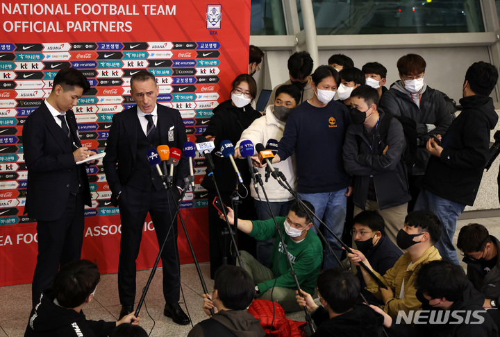 [인천공항=뉴시스] 조성우 기자 = 2022 카타르 월드컵에 참가하는 한국 축구대표팀 벤투 감독이 13일 오후 인천국제공항을 통해 카타르 도하로 출국하기 전 진행된 취재진 인터뷰에서 생각에 잠겨 있다. 2022.11.13. xconfind@newsis.com