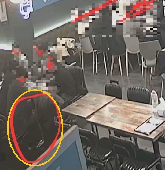 A씨의 가게에 방문한 단체 손님 중 한 남성이 토를 하고, 옆자리 동료가 등을 두드려주는 모습. 사진 온라인 커뮤니티 '보배드림' *재판매 및 DB 금지