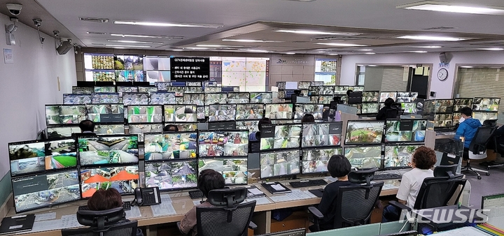 [제주=뉴시스] 제주도내 방범용 폐쇄회로(CC)TV를 관제하는 제주월드컵경기장 내 CCTV통합관제센터. (사진=제주도 제공) 2022.11.14. photo@newsis.com *재판매 및 DB 금지