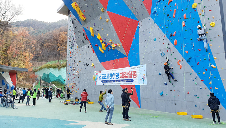 대구 남구주민들이 대구시 남구 국제스포츠클라이밍장에서 클라이밍 체험을 하고 있다. *재판매 및 DB 금지