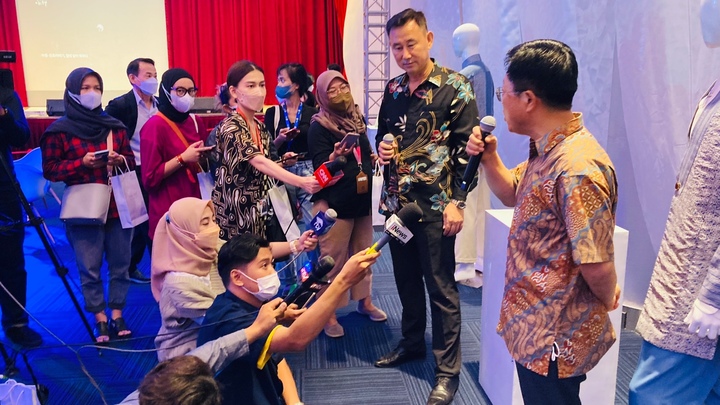 [진주=뉴시스]진주문화관광재단 민원식 대표가 인도네시아 자카르타 롯데쇼핑에비뉴에서 열린 패션전시회에서 얼론과 인터뷰를 하고있다. *재판매 및 DB 금지