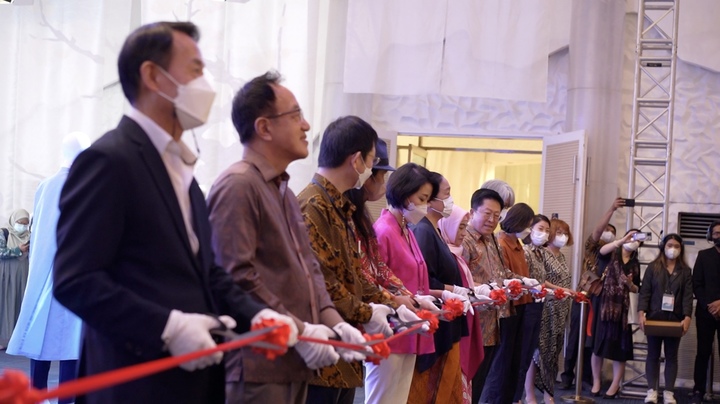 [진주=뉴시스]인도네시아 자카르타에서 열린 패션전시회 테이프 컷팅식 모습. *재판매 및 DB 금지