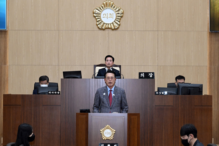 [울산=뉴시스] 유재형 기자 = 울산 울주군의회(의장 김영철)는 14일 의사당 본회의장에서 이순걸 군수를 비롯한 간부 공무원들이 참석한 가운데 제218회 제2차 정례회 제1차 본회의를 열고 올해 마지막 의사일정에 돌입했다. 2022.11.14. (사진= 울주군의회 제공)photo@newsis.com *재판매 및 DB 금지