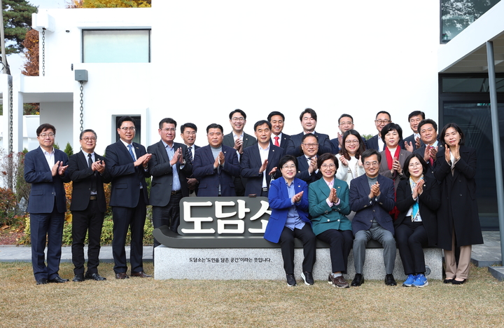 14일 수원시 팔달구 도담소에서 열린 경기도 · 경기도의회 5분 자유발언 의원 간담회에서 김동연 지사와 의원들이 함께 기념촬영을 하고 있다. (사진=경기도 제공) *재판매 및 DB 금지