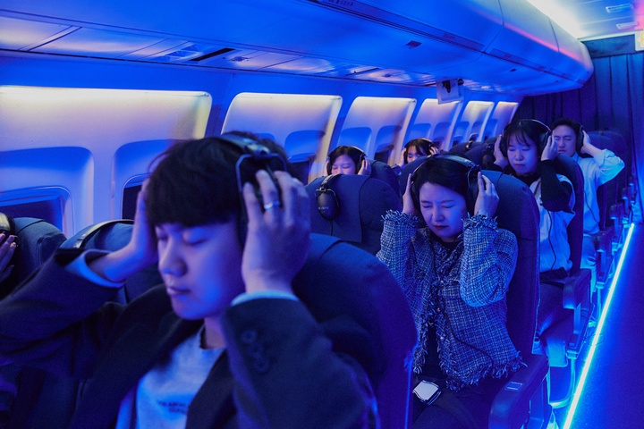 [서울=뉴시스]'다크필드' 3부작 중 '플라이트' 사진. (사진=LG아트센터 서울/김윤희 제공) 2022.11.15. photo@newsis.com *재판매 및 DB 금지