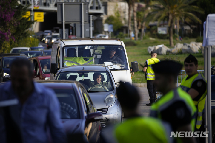  [망통( 프랑스)= AP/뉴시스]&nbsp; 프랑스정부가 이탈리아의 난민구조선 입항 불허등 반이민정책을 비난하면서 국경 통제를 강화해 11월 13일 두 나라의 국경 관문인 망통의 도로에 국경을 통과하려는 차량들이 밀려서 장사진을 이루고 있다.&nbsp; 